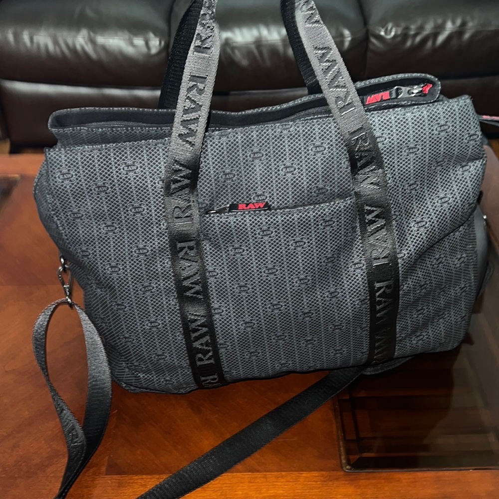 RAW ROLLING PAPERS X RAW RAWK N ROLL ALL NIGHT BAG